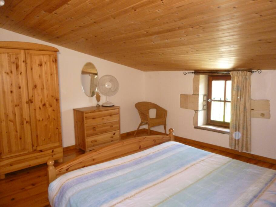 queen size bed in le Faucon