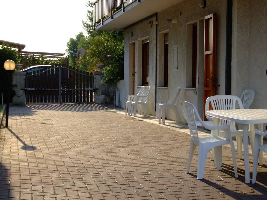 Cortile della villetta con l'appartamento e il vicino