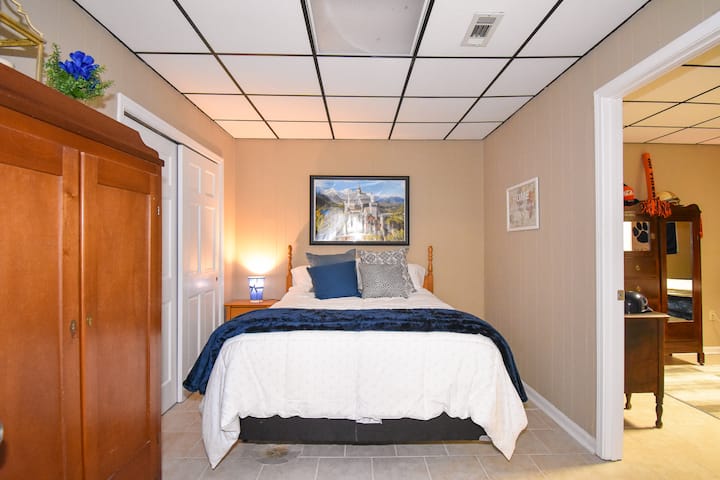 Dormitorio doble tamaño queen.