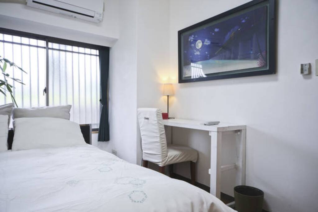 "Rain Room":good for 3 persons. This is a 11 sqm room with warm & cold aircon. Equipped with 1 Queen size bed (165x200), a walk-in closet, desk with chair for working, tablelamp & ceiling lamp.11㎡のお部屋にクウィーンサイズのベット(165×200)と書斎を用意しました。