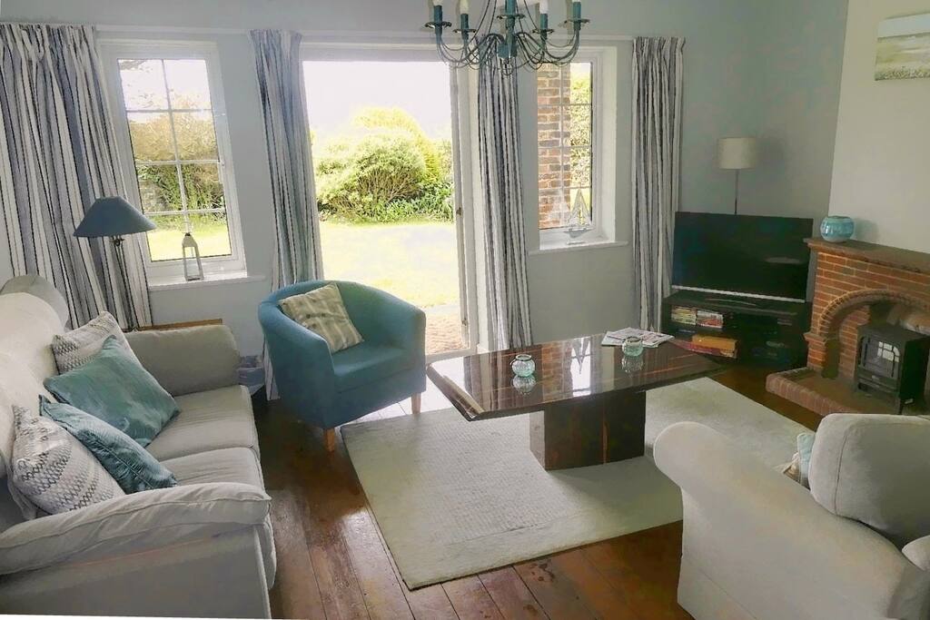 Spacious Living Area into the Garden