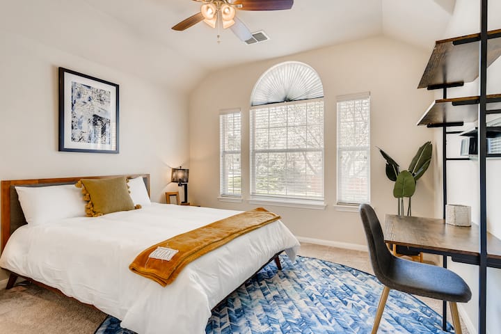 მე-2 სართული 1-ლი სტუმრის საძინებელი
Ეს სილამაზე იდეალურია კარგი დასვენებისთვის, მაგრამ ასევე შესანიშნავი სამუშაო სივრცეა. Სავსე მაგიდა, სკამი და საკმარისი სივრცე. Მას, ასევე, აქვს სრული ზომის კარადა და ორი ფართო ტუმბო. 