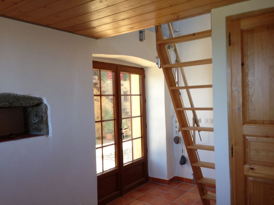 Chambre avec porte fenêtre vitres sans tain