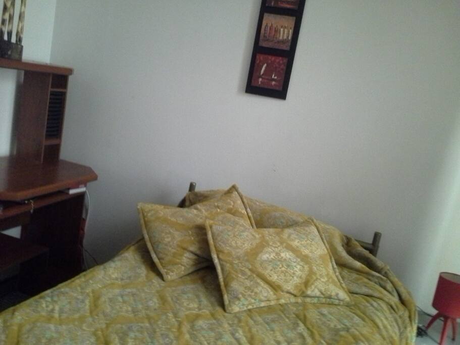 Habitación 1: Cama semidoble