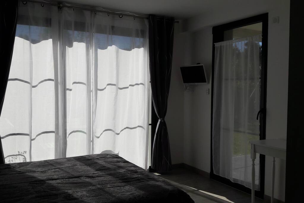 Chambre standard (2 personnes)
Petit déjeuner facultatif (sans petit déjeuner, le prix de chambre est de 60 € / nuit pour deux personnes)