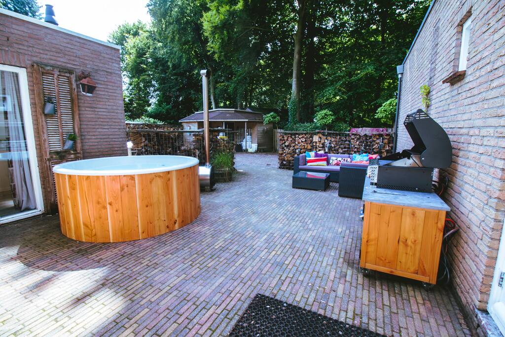 patio met hottube en buiten bbq