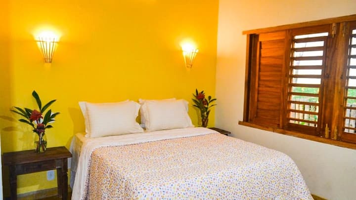 סוויטה 3 נמצאת בקומה הראשונה של הבית ומשקיפה על הגינה. המיטה היא בגודל קווין  סייז, אבל אפשר להעביר אותה לשתי מיטות יחיד.