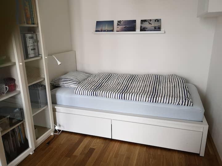 小卧室有单人床 