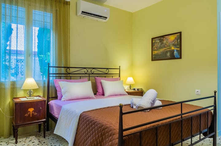 חדר שינה עם מיטה זוגית