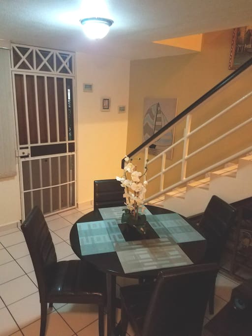 Area de Entrada, comedor y escaleras para la segunda planta.
