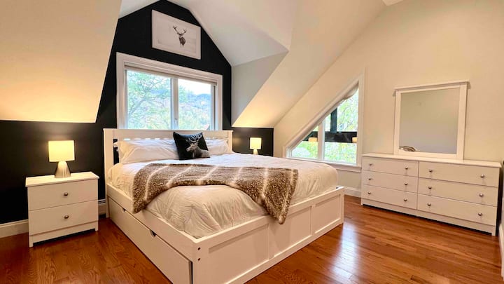 King with twin trundle in the second upstairs bedroom. in case you 're wondering - Loon' s main slopes are just out that window!