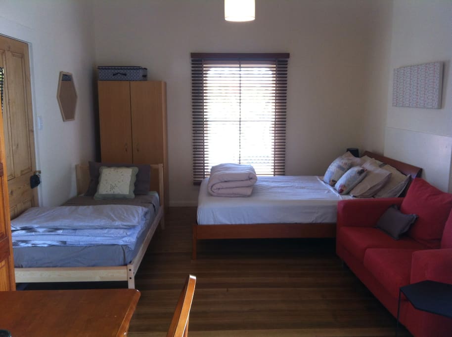 Bedroom/lounge Queen bed & single bed