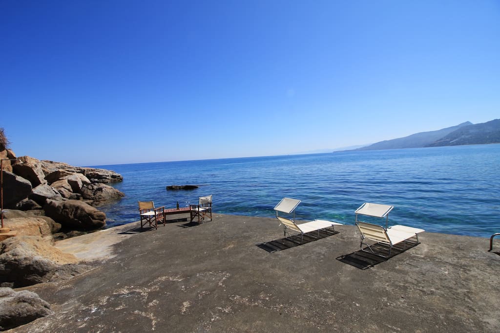 Terrazza solarium sull’acqua del mare