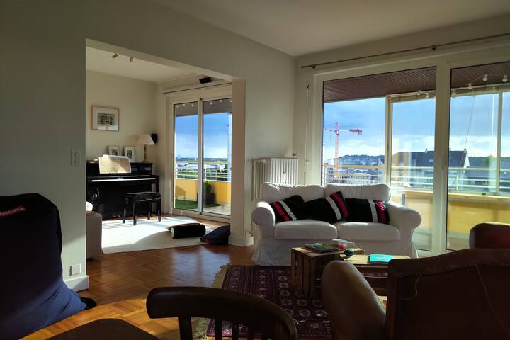 Great flat next to train station with city view