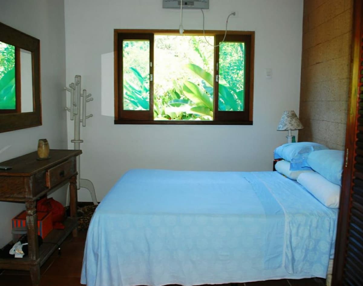 Apartman 1 s bračnim krevetom, noćnim ormarićima, ormarom, sefom, stropnim ventilatorom i klima-uređajem. 
