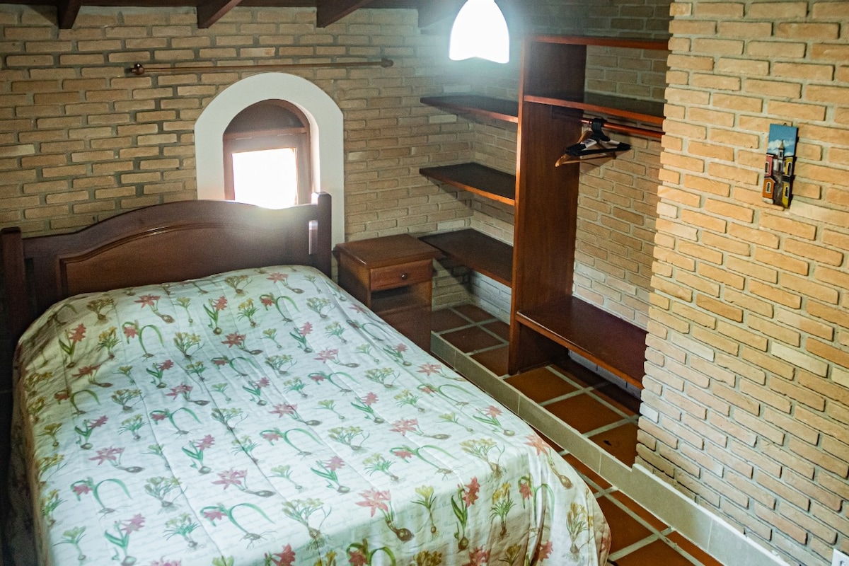 Dvokrevetna soba, ventilator i klima-uređaj .