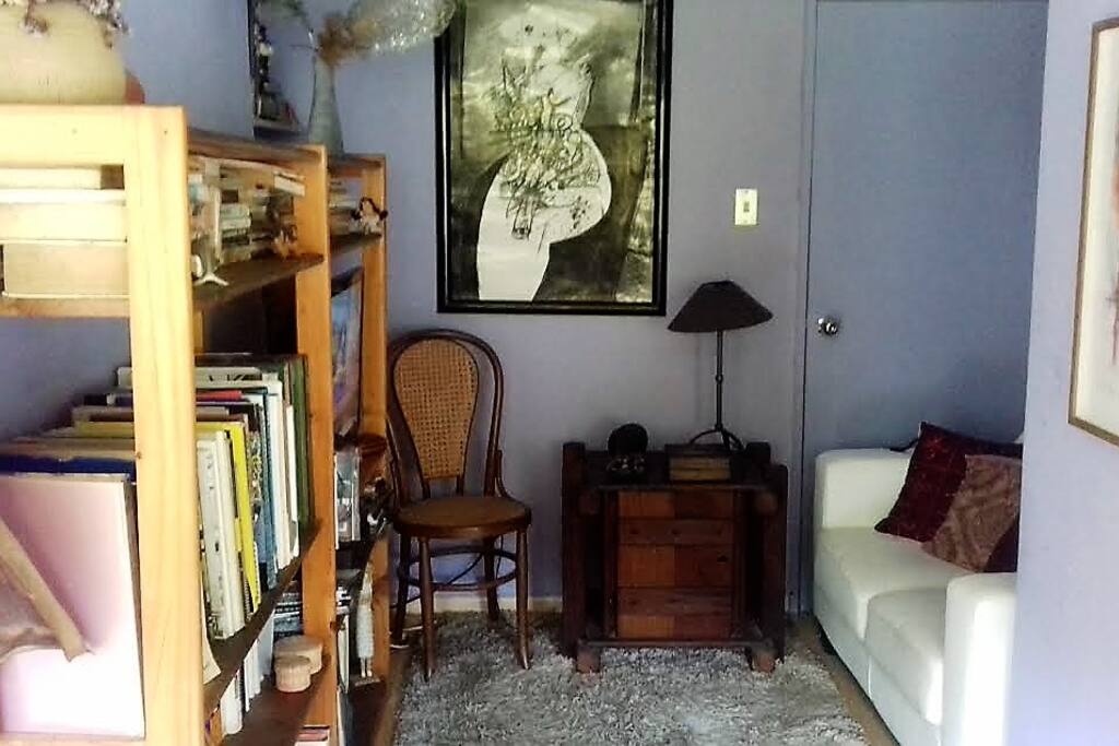 Pequeño salón para ver la televisión