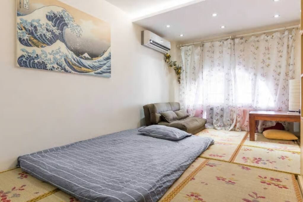 可以睡两人,1.5米乘2米的褥子双人被子,枕头。We provide the 1.5 meter times 2 meter mattress, it can contain 2 people.