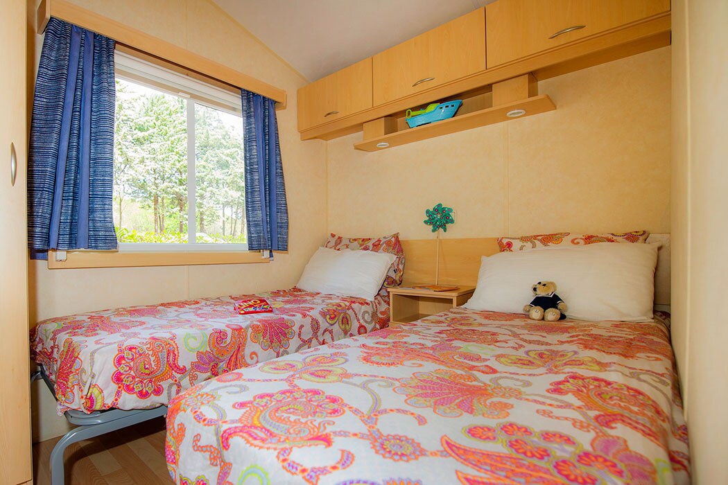 带3张单人床的第二间卧室