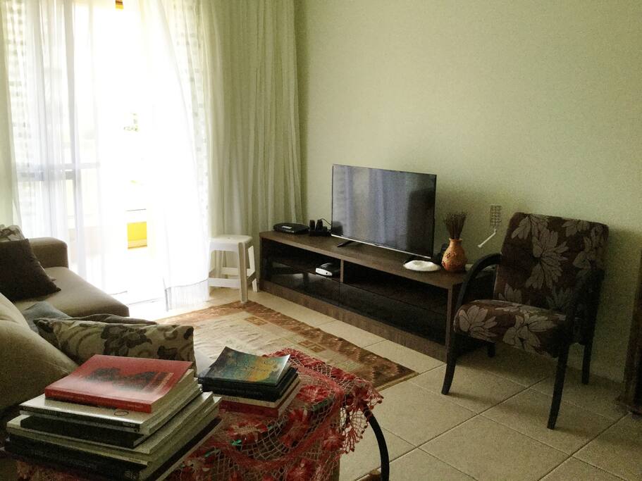 Sofá e TV a cabo. Temos wi-fi.