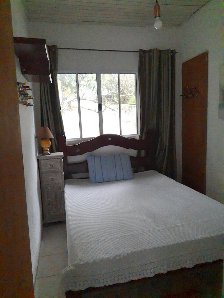 Chumba kilicho na kitanda cha watu wawili.