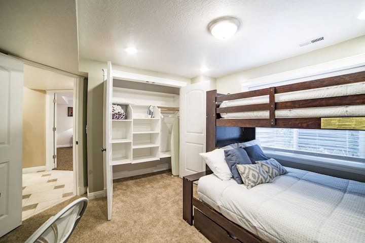 غرفة النوم 2 - خزانة كبيرة