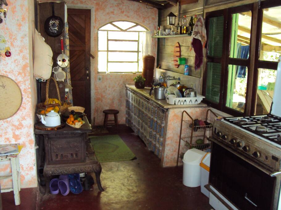 Cozinha americana com fogão de lenha de ferro