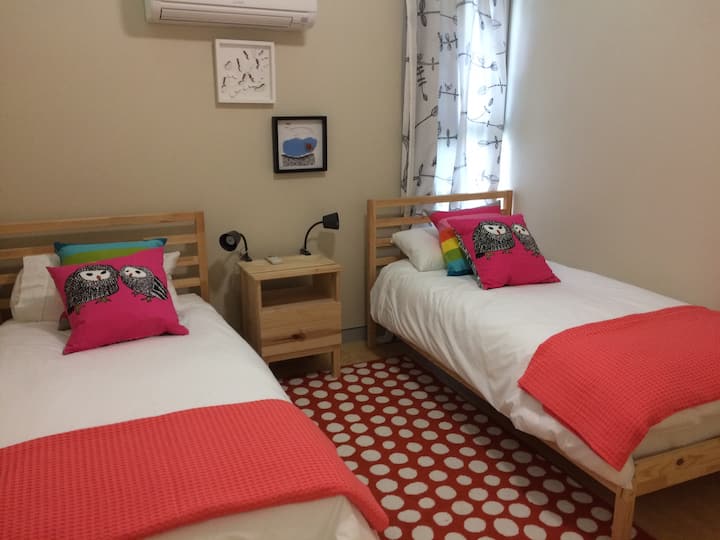 El dormitorio 4 tiene 2 individuales.