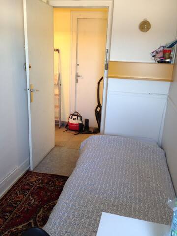 Petit studio  indépendant avec terrasse