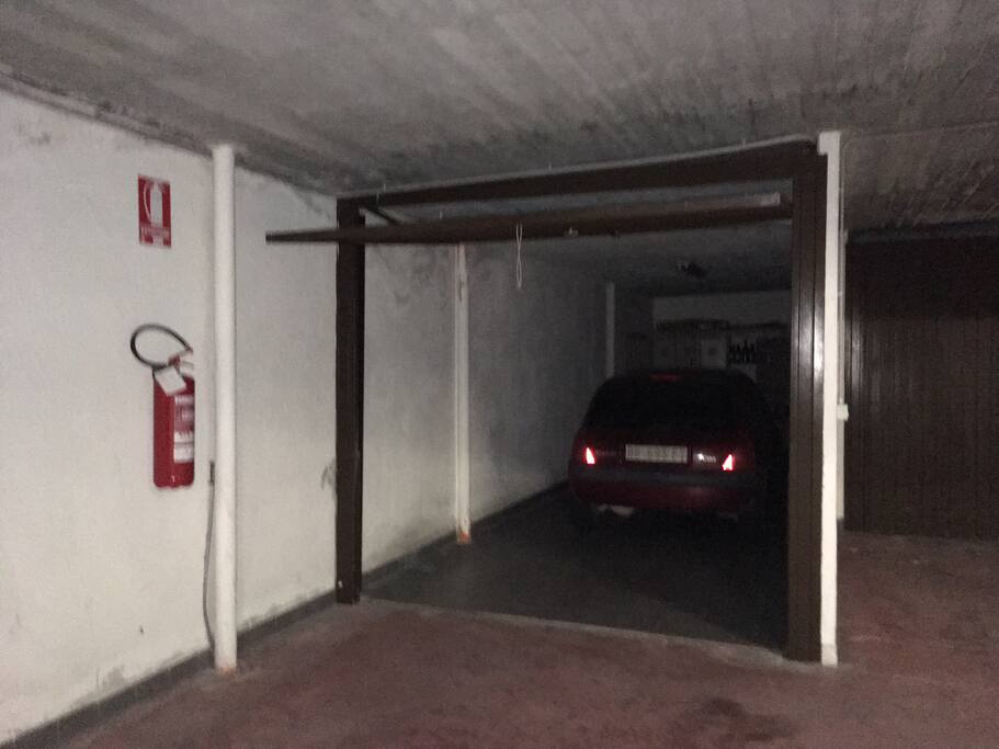 Benvenuti ! Questo è l’ampio garage box interno e senza uscire all’esterno si sale nell’alloggio. Ampio spazio per depositare attrezzature. Il garage si chiude a chiave.