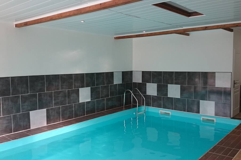Piscine intérieure chauffée, entre 28° et 30 °, 7m*3.5m, profondeur 1.3m