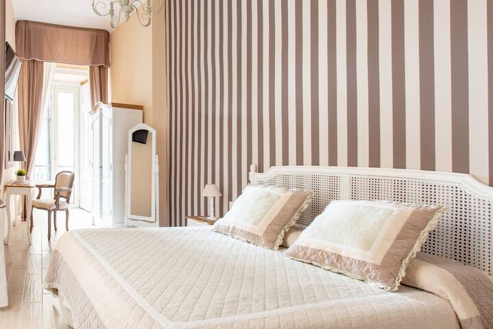 Elegante appartamento posto in una piazza storica del centro