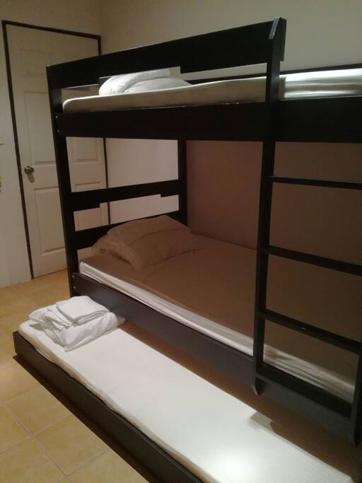 Cada cama cuenta con su sábana, almohada y cobija.