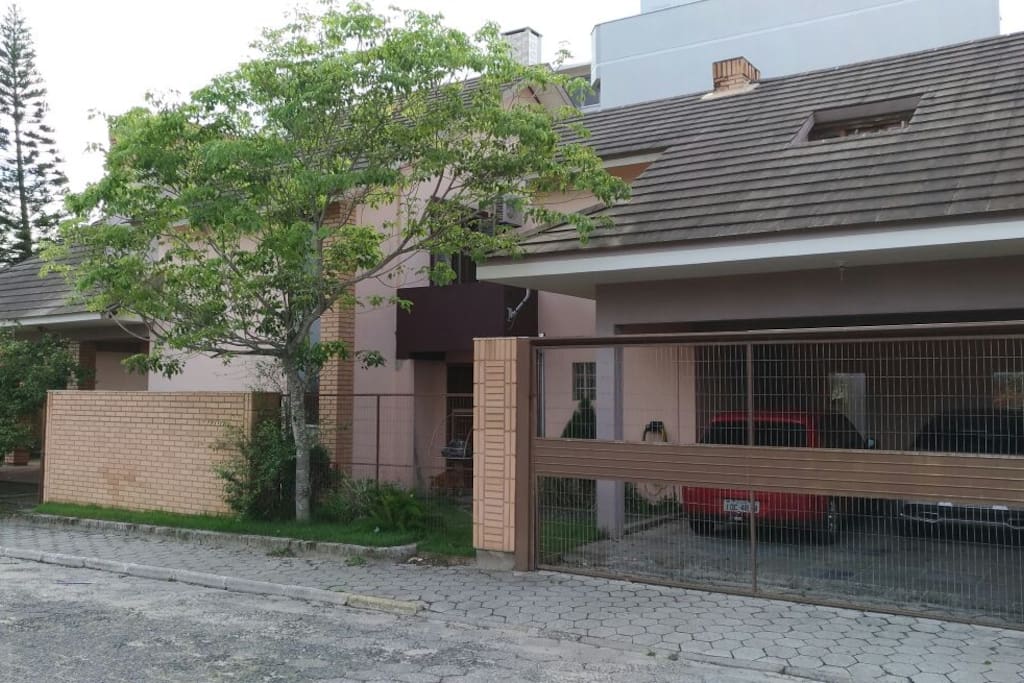 Entrada da garagem, portão eletrônico.