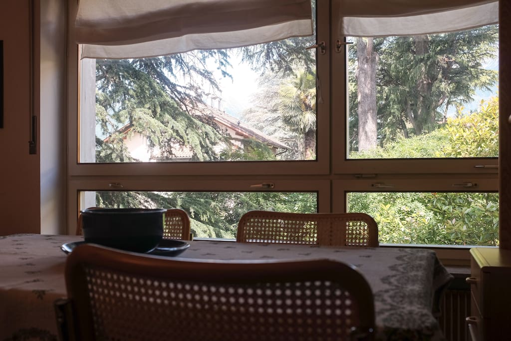 Vista dal tavolo in soggiorno