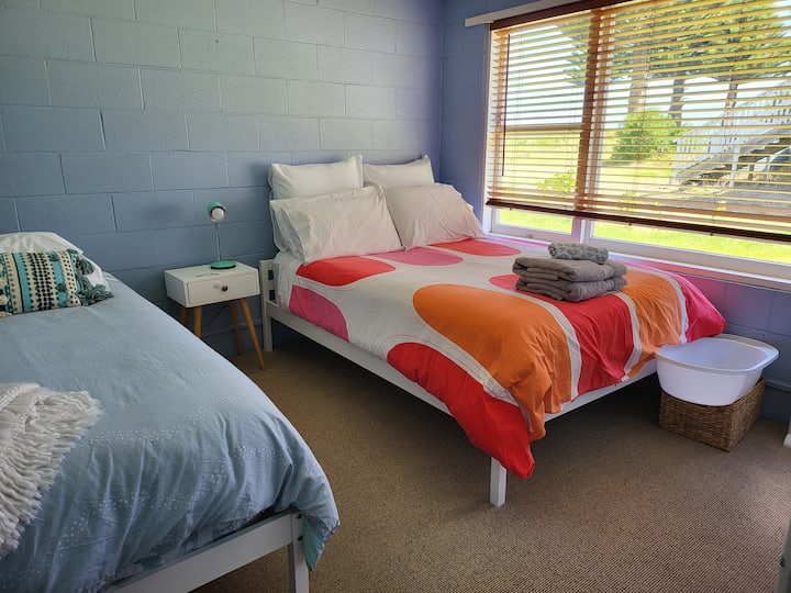 Habitación 2. Una cama matrimonial y una individual.