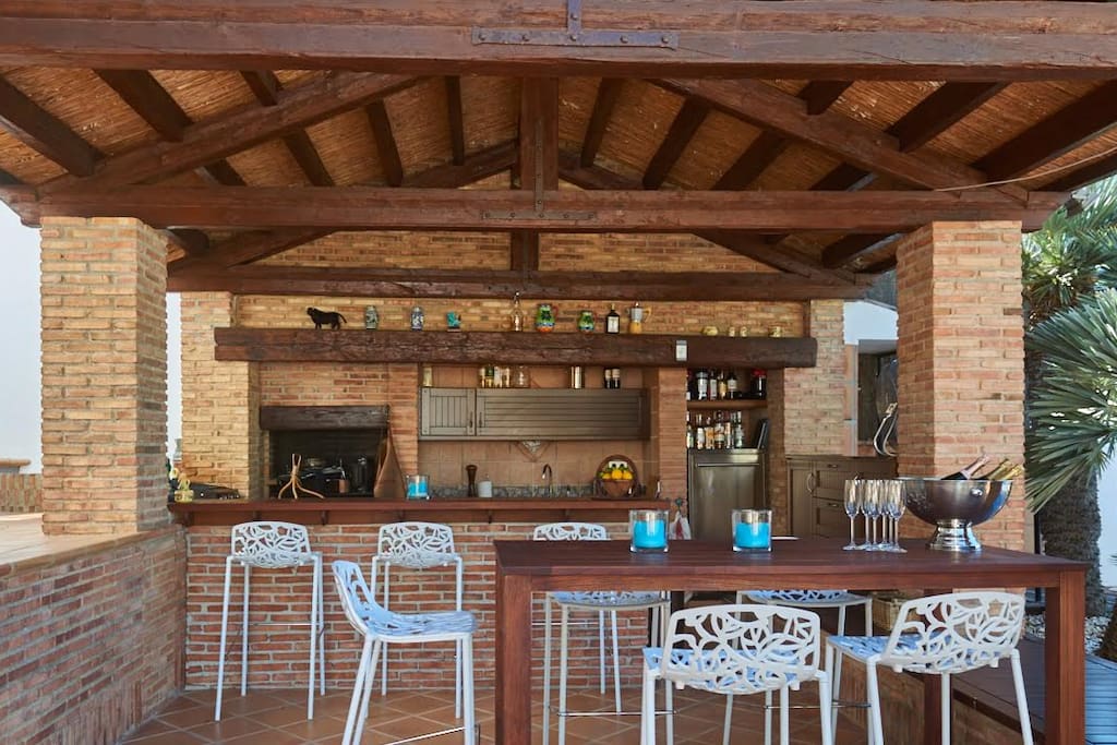 Bar, kitchen and barbecue