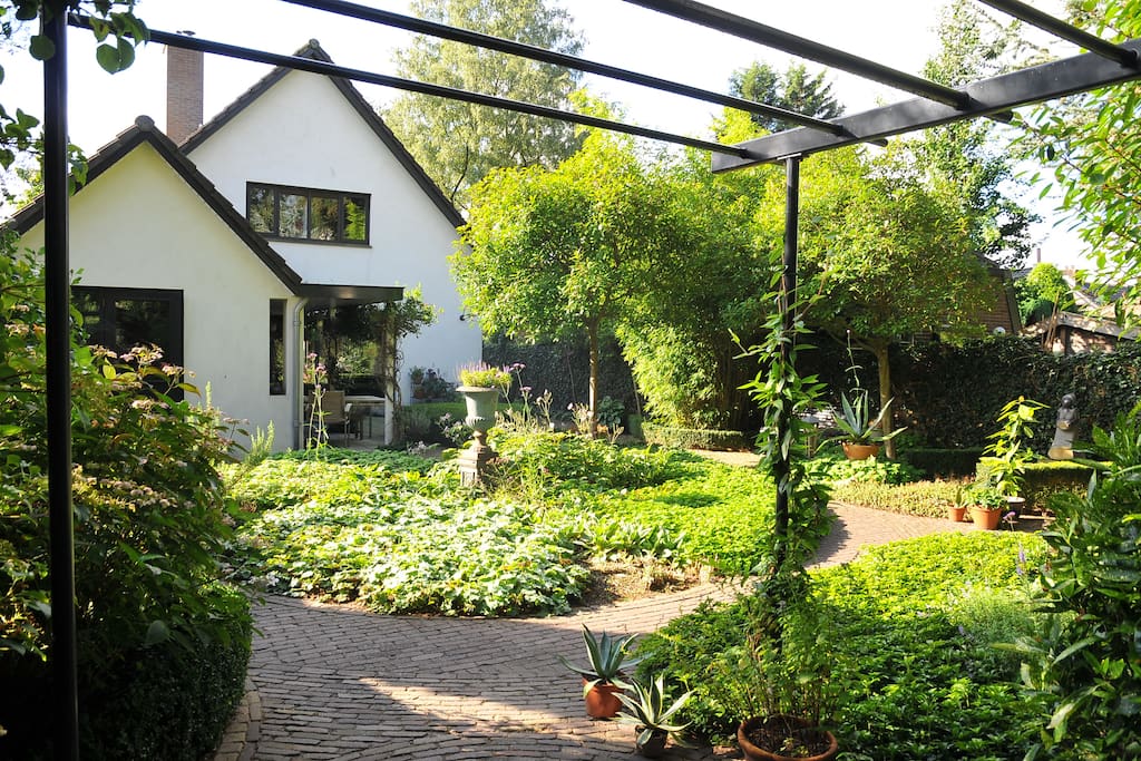 tuin met fietsenstalling