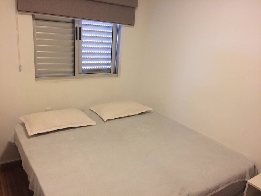 Quarto de hóspedes com bicama aberta e elevada (transforma-se em uma cama de casal).