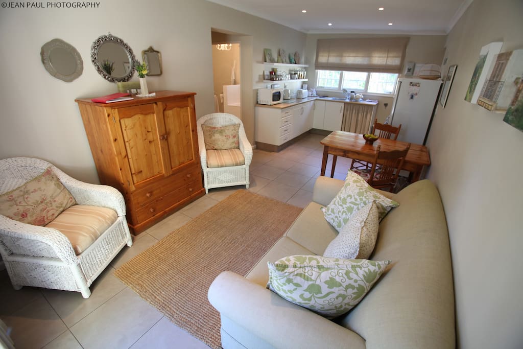 AppleBee I: Lounge / dining area / kitchenette