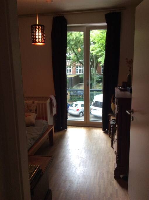 Elternzimmer mit Kinderbett