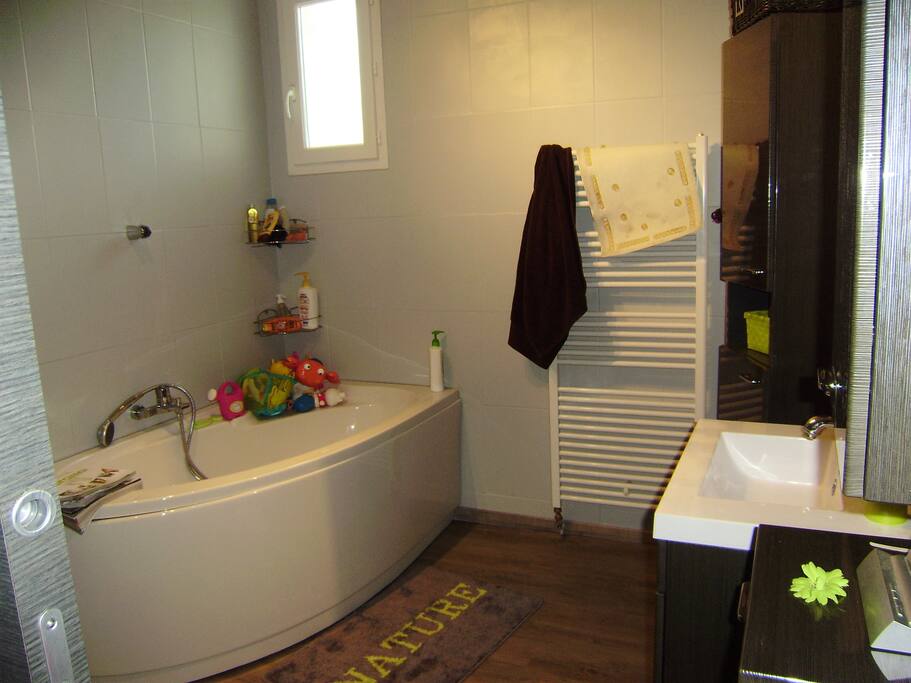 salle de bain avec baignoire