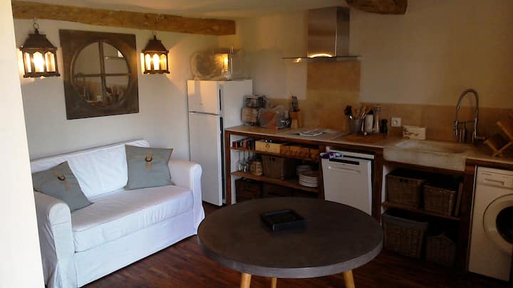 พื้นที่นั่งเล่นและห้องครัวที่มีอุปกรณ์ครบครันอยู่ที่ชั้นล่าง