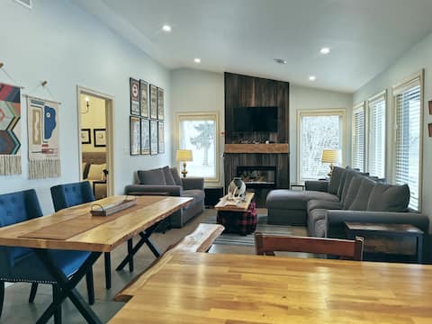 The Pines, charming retreat close to the highway