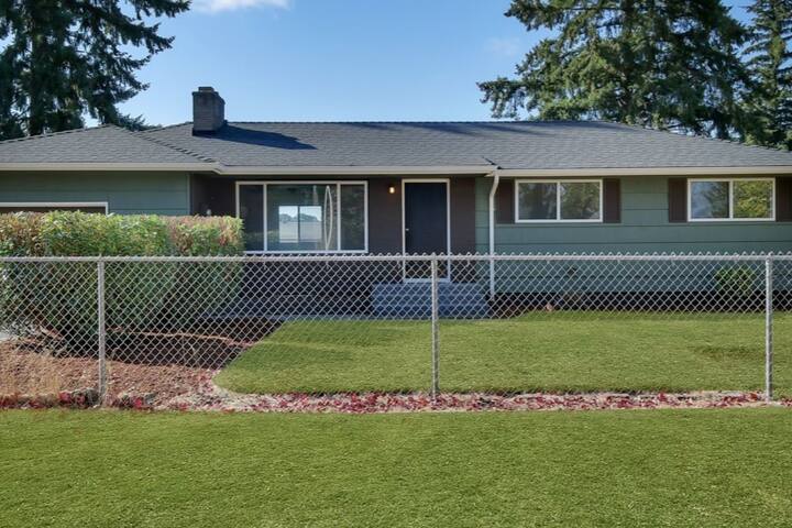 Cozy 2 Bedroom home near PLU.!