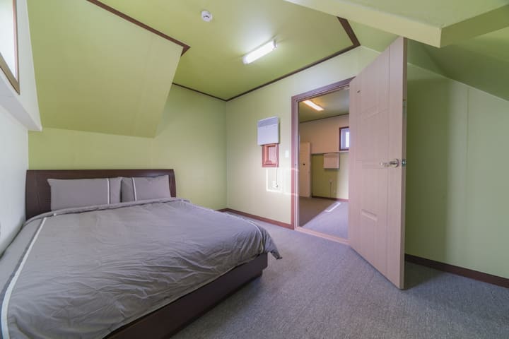 Dormitorio y sala de estar en la segunda planta
