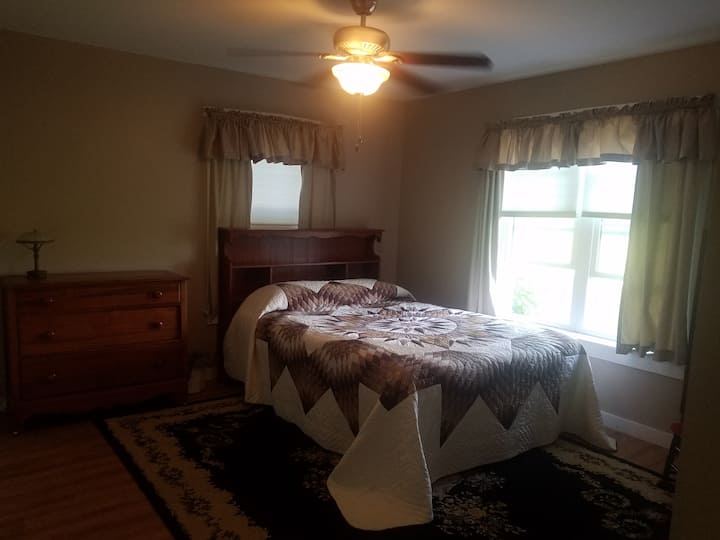 غرفة نوم في الطابق السفلي