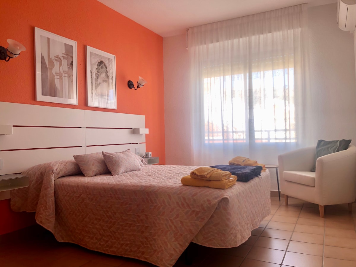 Dormitorio familiar con cama doble y cuna (cuna) (15Eu extra) y aire acondicionado, decoración fresca (remodelada en 2020), armario nuevo (2023) y cargadores USB y eléctricos.  Limpieza reluciente.  