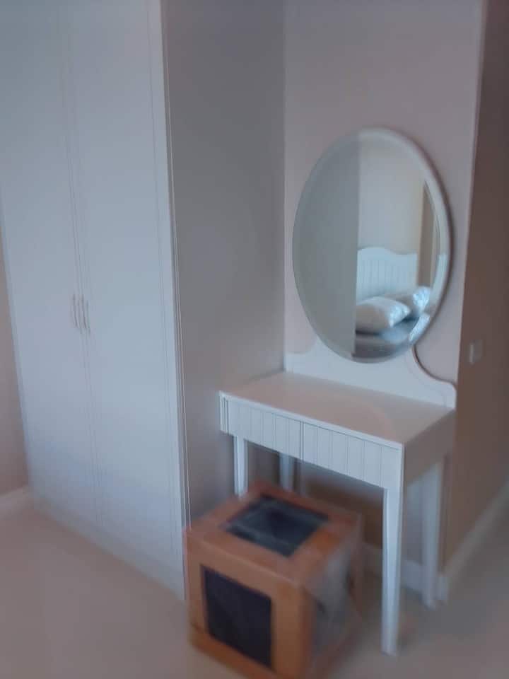 Dej och garderob är samma för båda rummen.