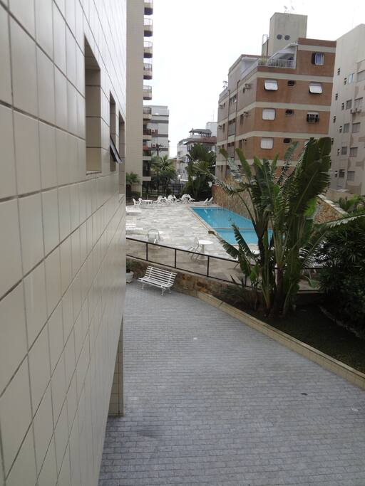 As áreas da pisicina adulto (com cascata) e infantil.